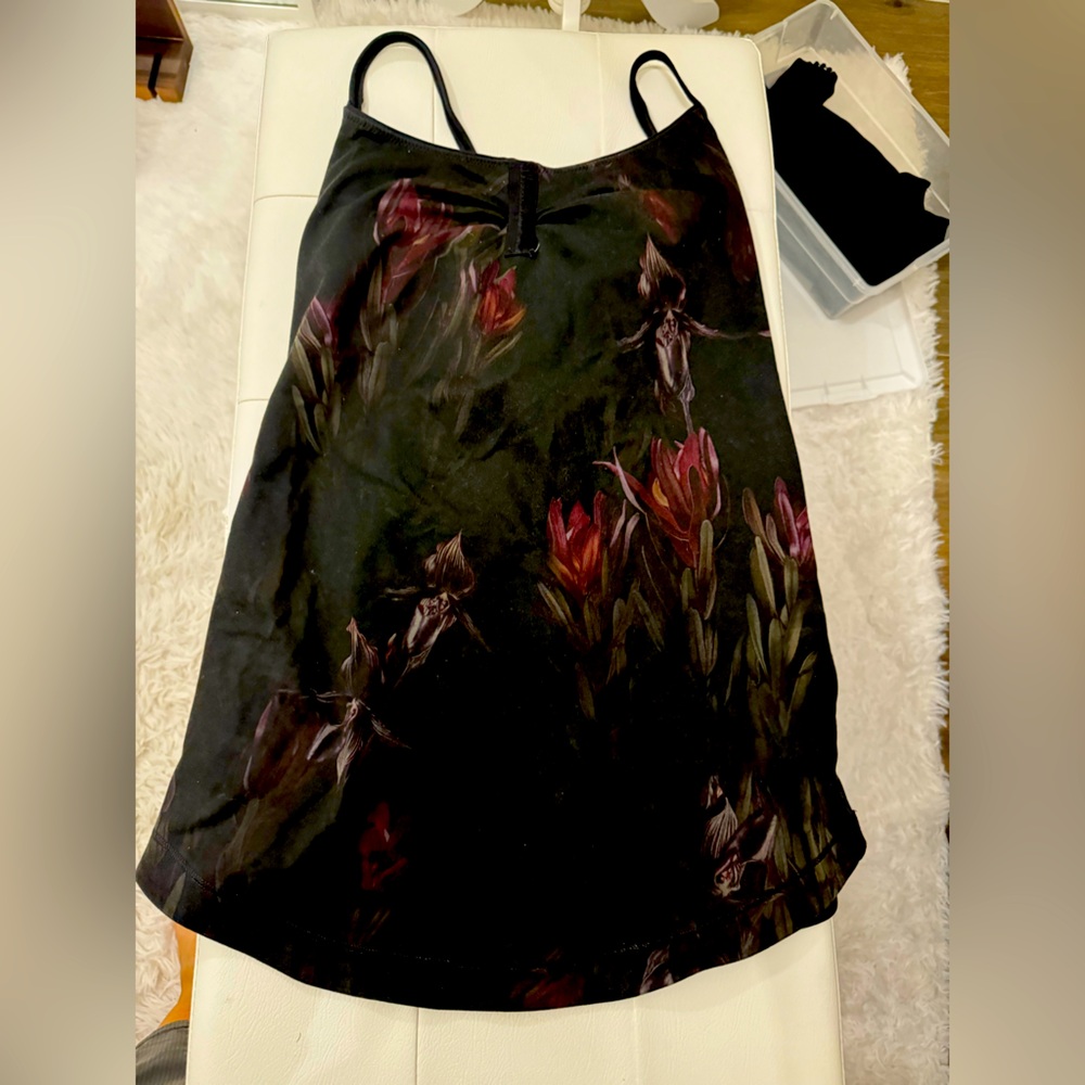 Lululemon tank w/built in bra